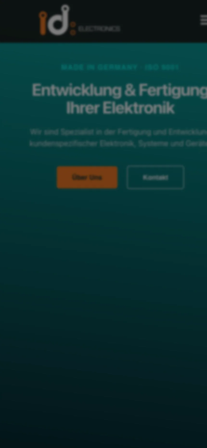 Mobil-Ansicht id-electronics.de: Logo zentriert, Made-in-Germany-Eyebrow, Headline „Entwicklung & Fertigung Ihrer Elektronik
