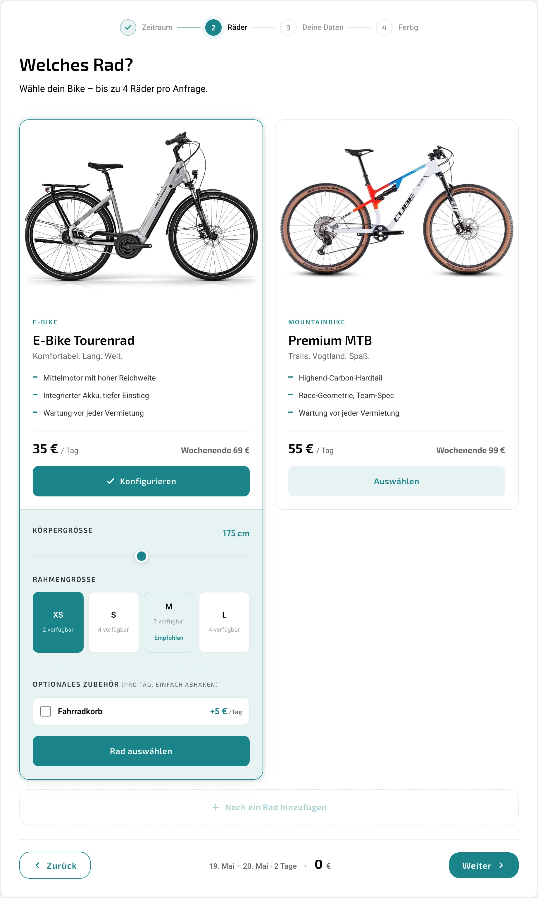 Live-Screenshot des Buchungs-Wizards von radelster.de in Schritt 2 — zwei Bike-Cards mit Produktfotos, das E-Bike Tourenrad ist ausgewählt und zeigt darunter Körpergrößen-Slider, Rahmengrößen-Auswahl und optionales Zubehör